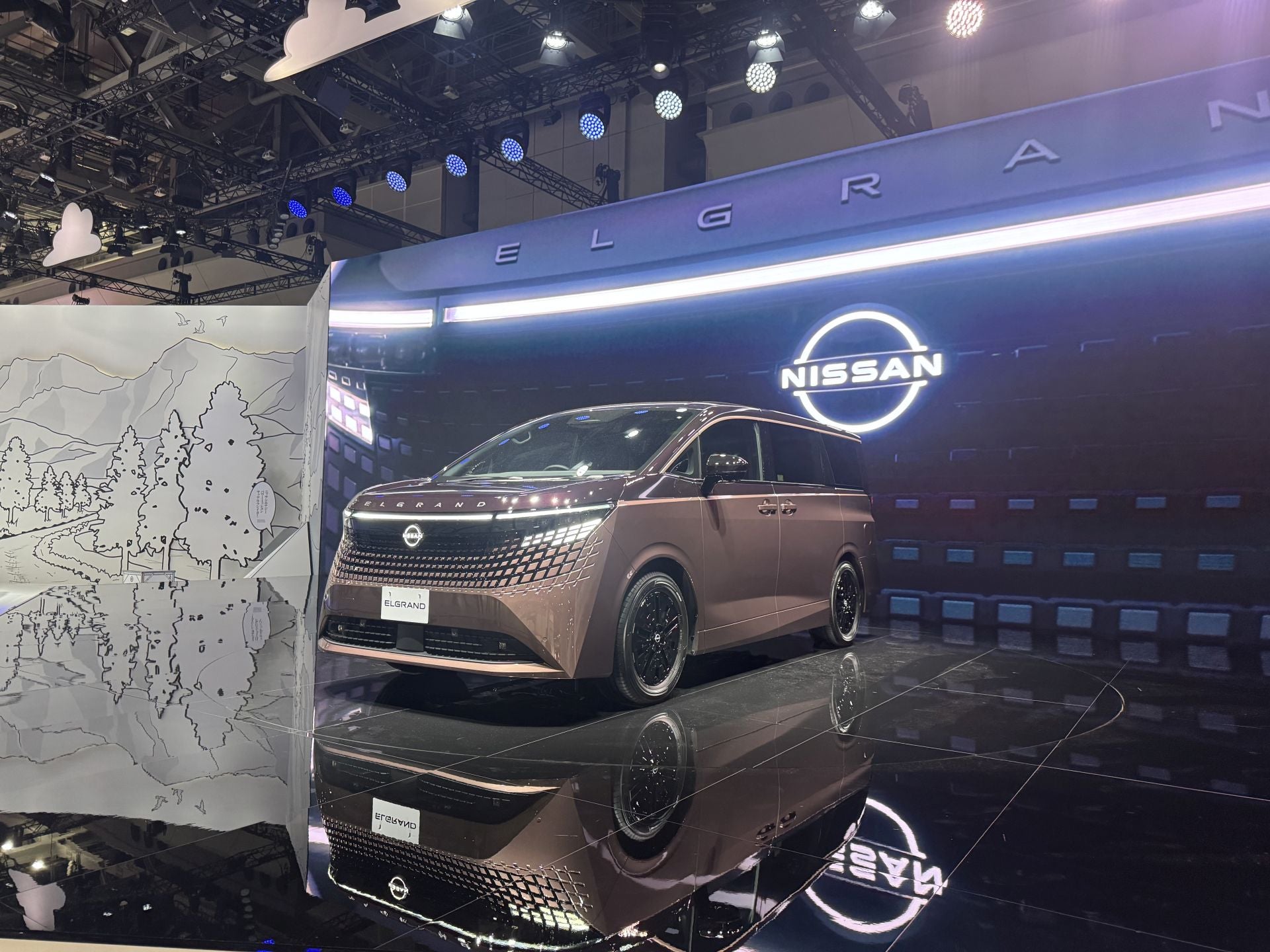 La japonesa Nissan aparece en esta edición del JMS bajo el lema de exponer su «futuro inteligente» en movilidad. Su stand está diseñado con una estética inspirada en el manga, en blanco y negro, como puente entre cultura japonesa e innovación. En el salón han presentado el nuevo Nissan Elgrand, que incorpora la tecnología e-POWER de tercera generación y se posiciona como minibús premium para el mercado doméstico japonés. También la versión actualizada del crossover eléctrico Nissan Ariya también hace su aparición: incluye conectividad Google, funcionalidad Vehicle-to-Load (V2L) y mejoras de suspensión adaptadas para Japón. Exhibe además un vehículo de servicio de movilidad autónoma basado en el minivan Serena, destinado a programas de transporte para población de edad avanzada en Japón. Aunque solo sea para el mercado japonés, han resucitado su todoterreno más legendario, Patrol que lleva más de una década sin producirse para el mercado nipón.