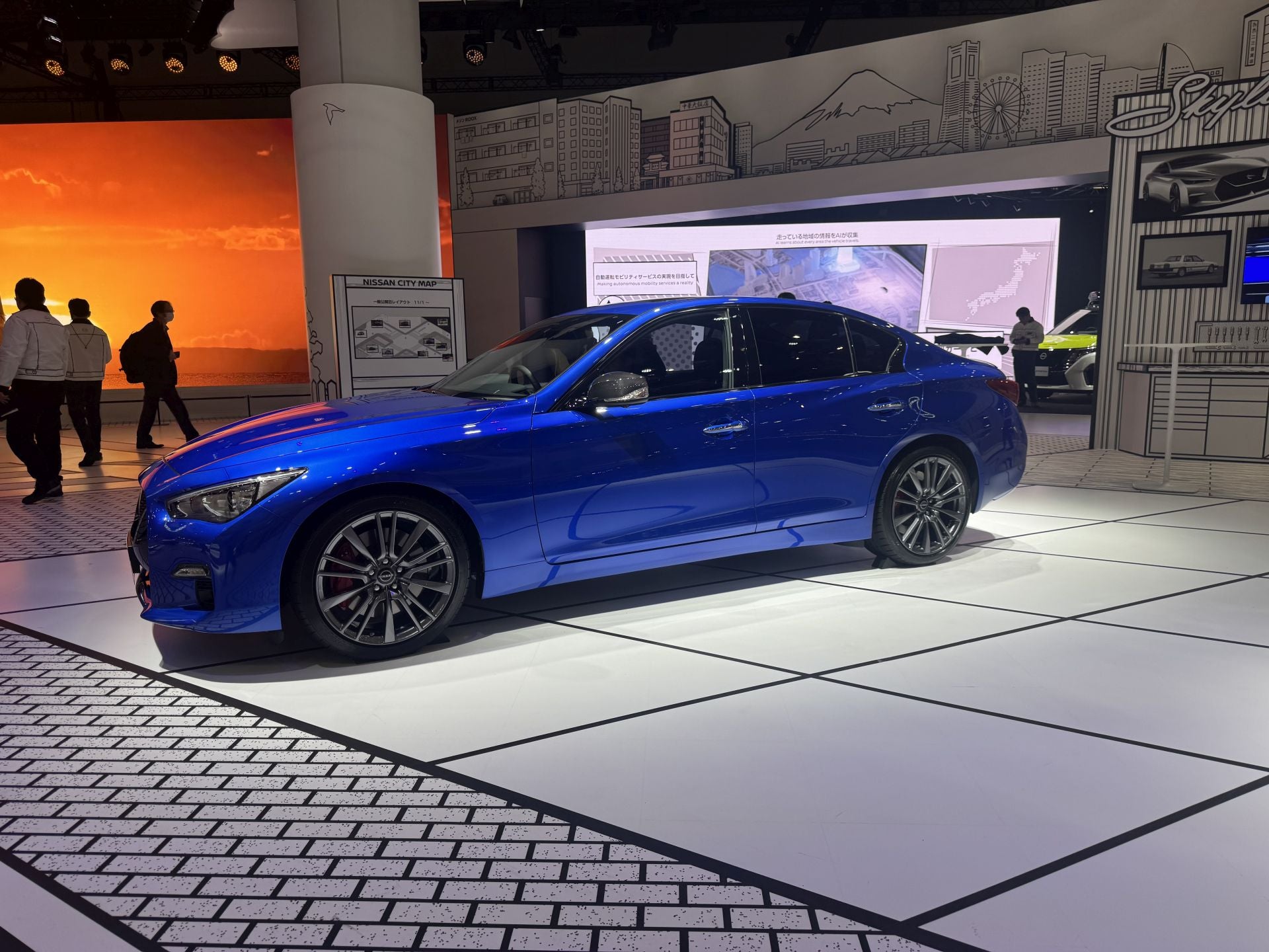 La japonesa Nissan aparece en esta edición del JMS bajo el lema de exponer su «futuro inteligente» en movilidad. Su stand está diseñado con una estética inspirada en el manga, en blanco y negro, como puente entre cultura japonesa e innovación. En el salón han presentado el nuevo Nissan Elgrand, que incorpora la tecnología e-POWER de tercera generación y se posiciona como minibús premium para el mercado doméstico japonés. También la versión actualizada del crossover eléctrico Nissan Ariya también hace su aparición: incluye conectividad Google, funcionalidad Vehicle-to-Load (V2L) y mejoras de suspensión adaptadas para Japón. Exhibe además un vehículo de servicio de movilidad autónoma basado en el minivan Serena, destinado a programas de transporte para población de edad avanzada en Japón. Aunque solo sea para el mercado japonés, han resucitado su todoterreno más legendario, Patrol que lleva más de una década sin producirse para el mercado nipón.