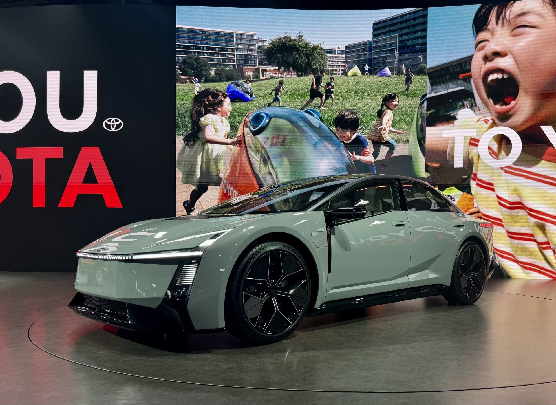 Toyota presentó un abanico amplio: desde un concepto de vehículo eléctrico de altas prestaciones como el «FT-Se» hasta un crossover eléctrico «FT-3e», y una visión para el icónico compacto de masas, el «Corolla Concept». Además, anunció que la marca Century se escindirá como sub-marca de ultra-lujo (ver más abajo). Según Toyota, la estrategia ahora es: electrificación, movilidad plural (híbrido, carga, servicio), red energética y software como variable fundamental.