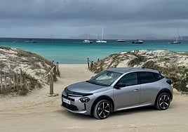 Lancia Ypsilon Ibrida por Formentera: el paraíso turquesa