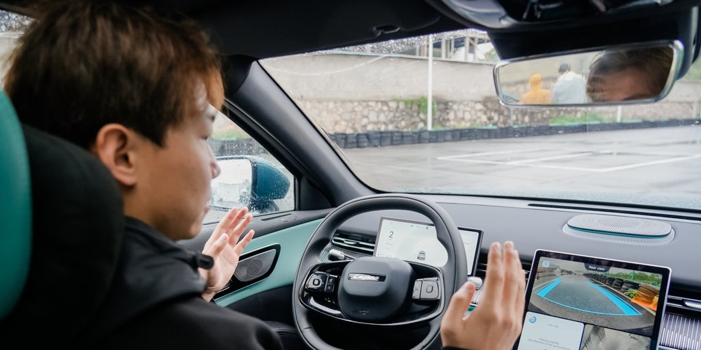 ¿Te imaginas dejar el coche en la entrada de un parking y que se aparque solo? Ya es una realidad