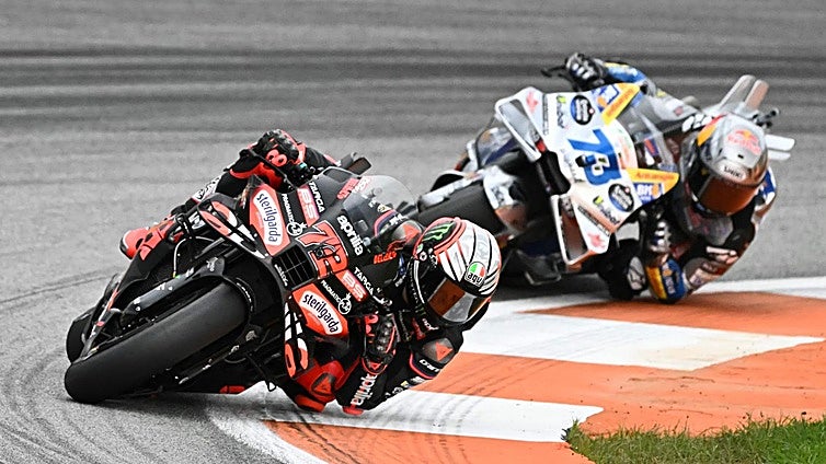 MotoGP echa el telón con un doblete de Aprilia, aviso a Ducati para 2026