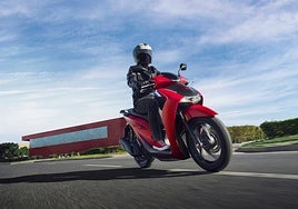 La nueva Honda SH125i recibe mejoras en su estilo y funcionalidad para afianzar su popularidad urbana