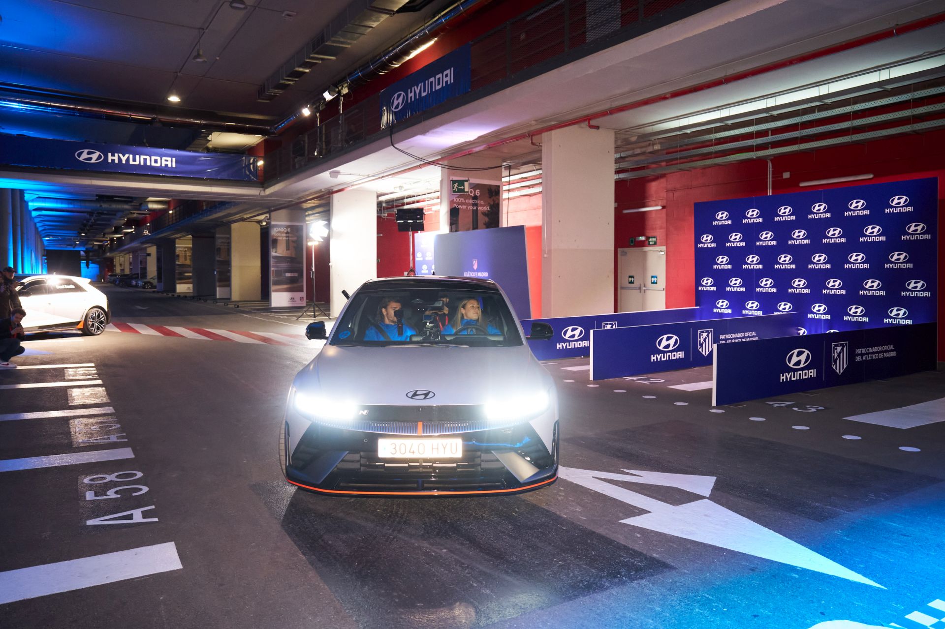 Hyundai Motor España llenó el aparcamiento del estadio Riyadh Air Metropolitano de potencia, tecnología y la adrenalina que se experimenta al conducir el IONIQ 5 N, un modelo que revoluciona el mercado de los eléctricos con un enfoque deportivo que lo hace único