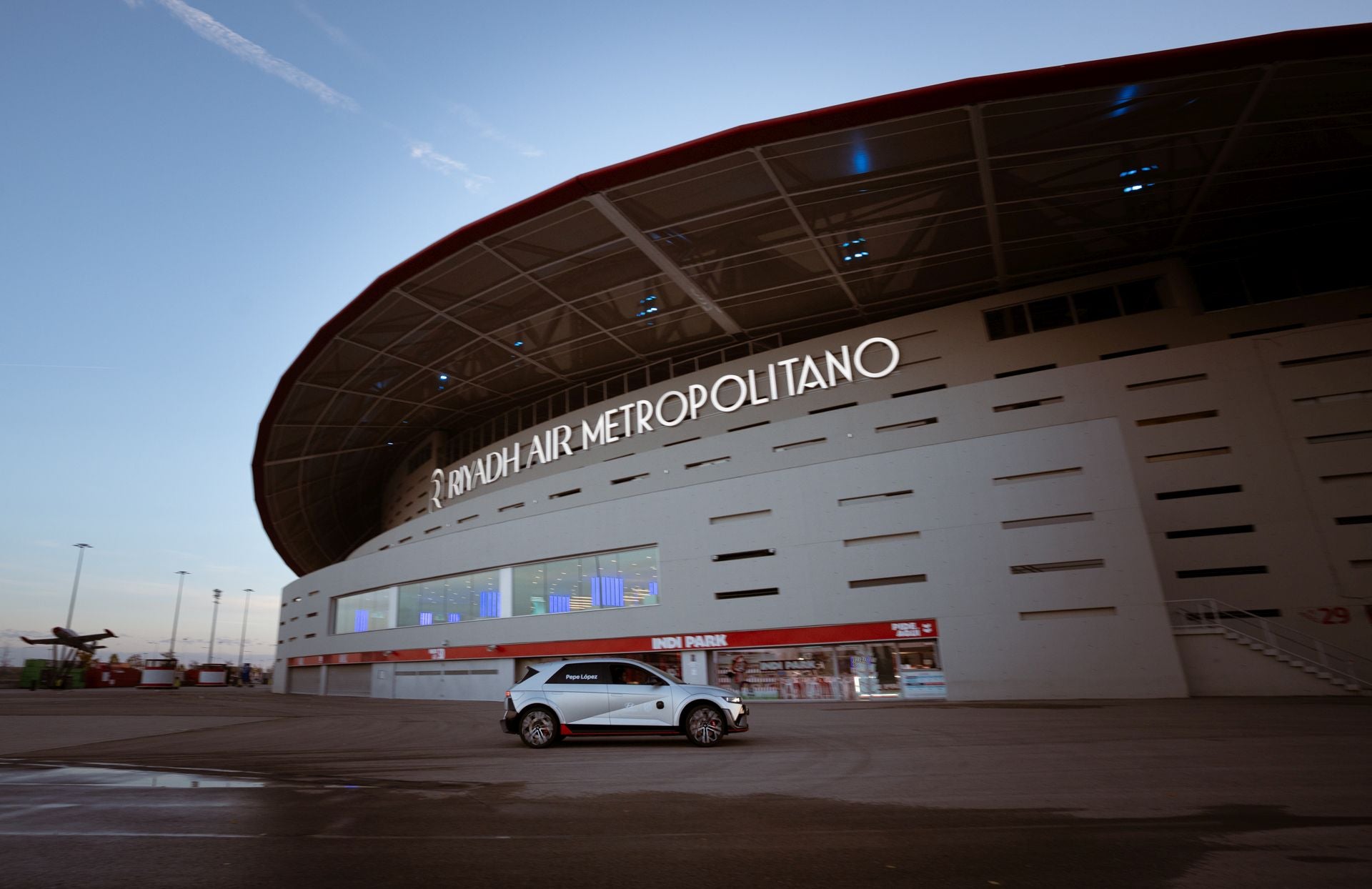 Estos ejercicios mezclaron la adrenalina con la disciplina y dejaron alguna que otra sorpresa y piques sano entre los jugadores, todo ello mostrando sus mejores tácticas y siempre bajo el valor de la deportividad. Tras la competición, llegó uno de los momentos más esperados: Sordo y López tomaron el volante para realizar vueltas de exhibición y maniobras extremas que dejaron claro por qué el IONIQ 5 N es mucho más que un eléctrico; es pura emoción.