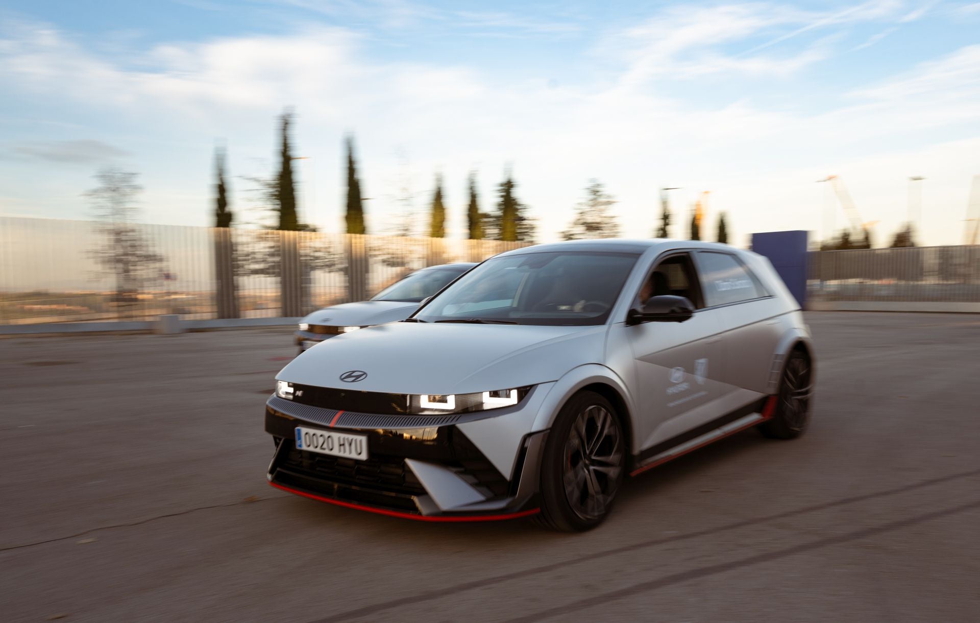 Jugadores, pilotos y aficionados se enfrentaron a dos retos que pusieron a prueba su control y precisión. La primera prueba consistió en el aparcamiento imposible: elegir el hueco más difícil, evitar tocar obstáculos y completar la maniobra en tiempo récord