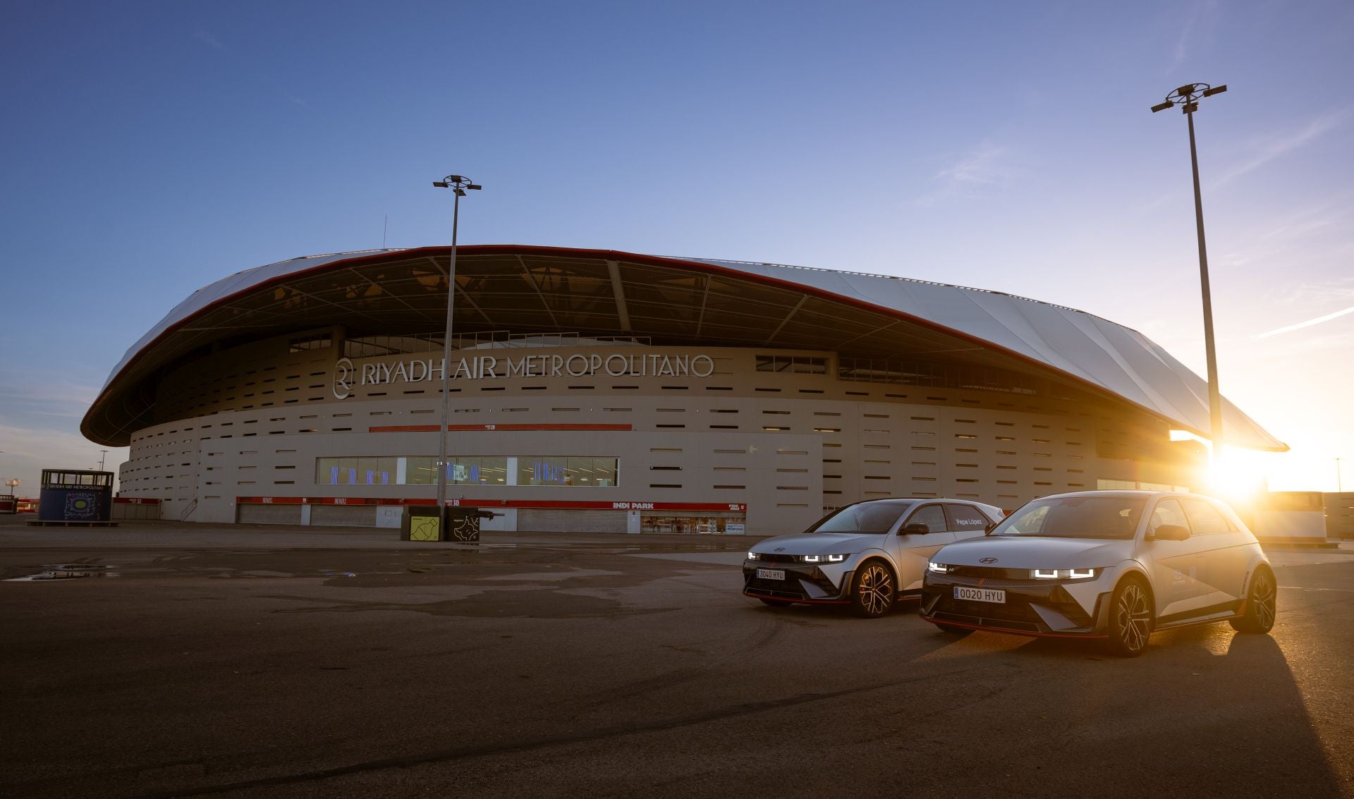 El aparcamiento del Riyadh Air Metropolitano se transformó en un auténtico circuito urbano donde potencia, precisión y espíritu rojiblanco se mezclaron en una jornada única de conducción