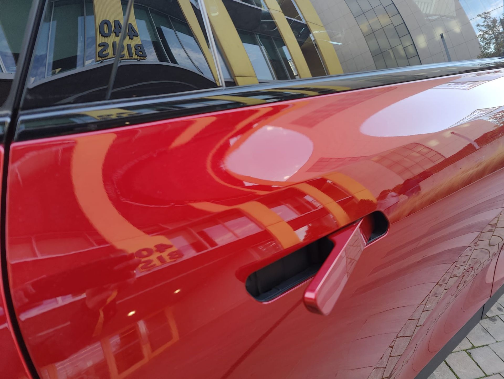 En las puertas destacan las manillas encastradas que, además de aportar un mejor comportamiento frente al viento, se fusionan perfectamente con su diseño moderno, al tiempo que aportan elegancia y un marcado estilo minimalista.