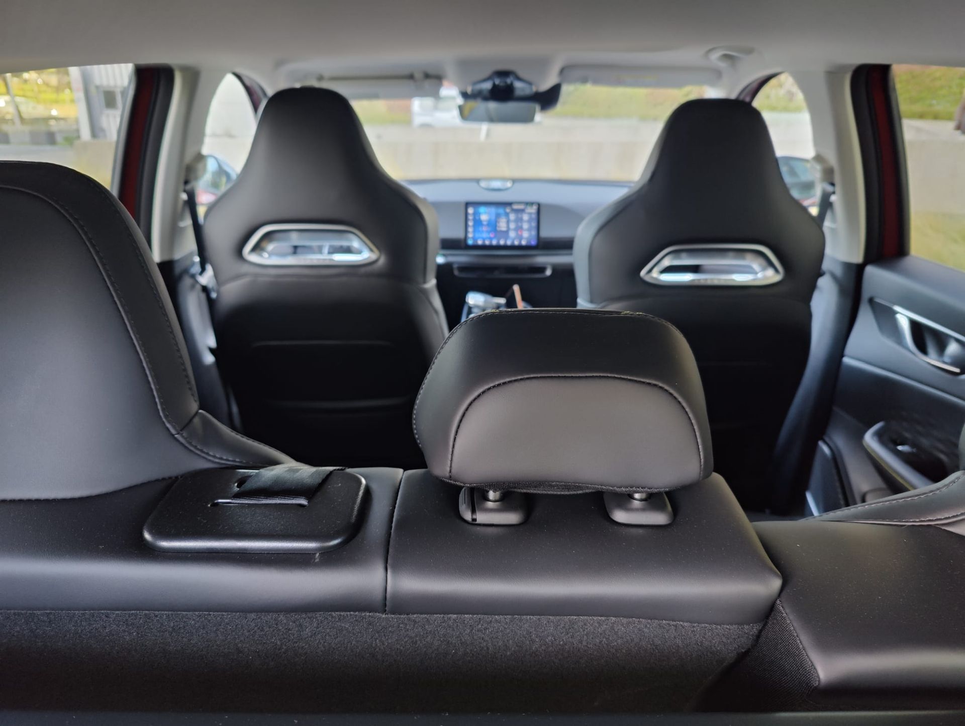 Además, brinda un espacio interior amplio y cómodo para sus cinco ocupantes.