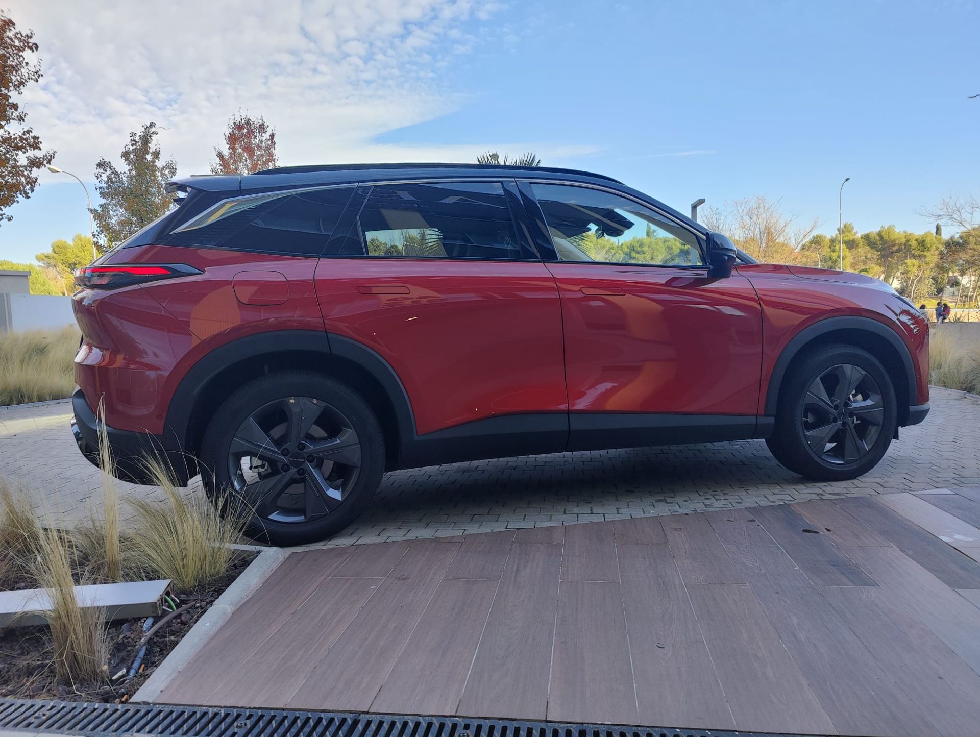 Su carrocería, con un diseño aerodinámico cuidadosamente esculpido, tiene una longitud de 4,62 metros, un ancho de 1,88 y una altura de 1,68.