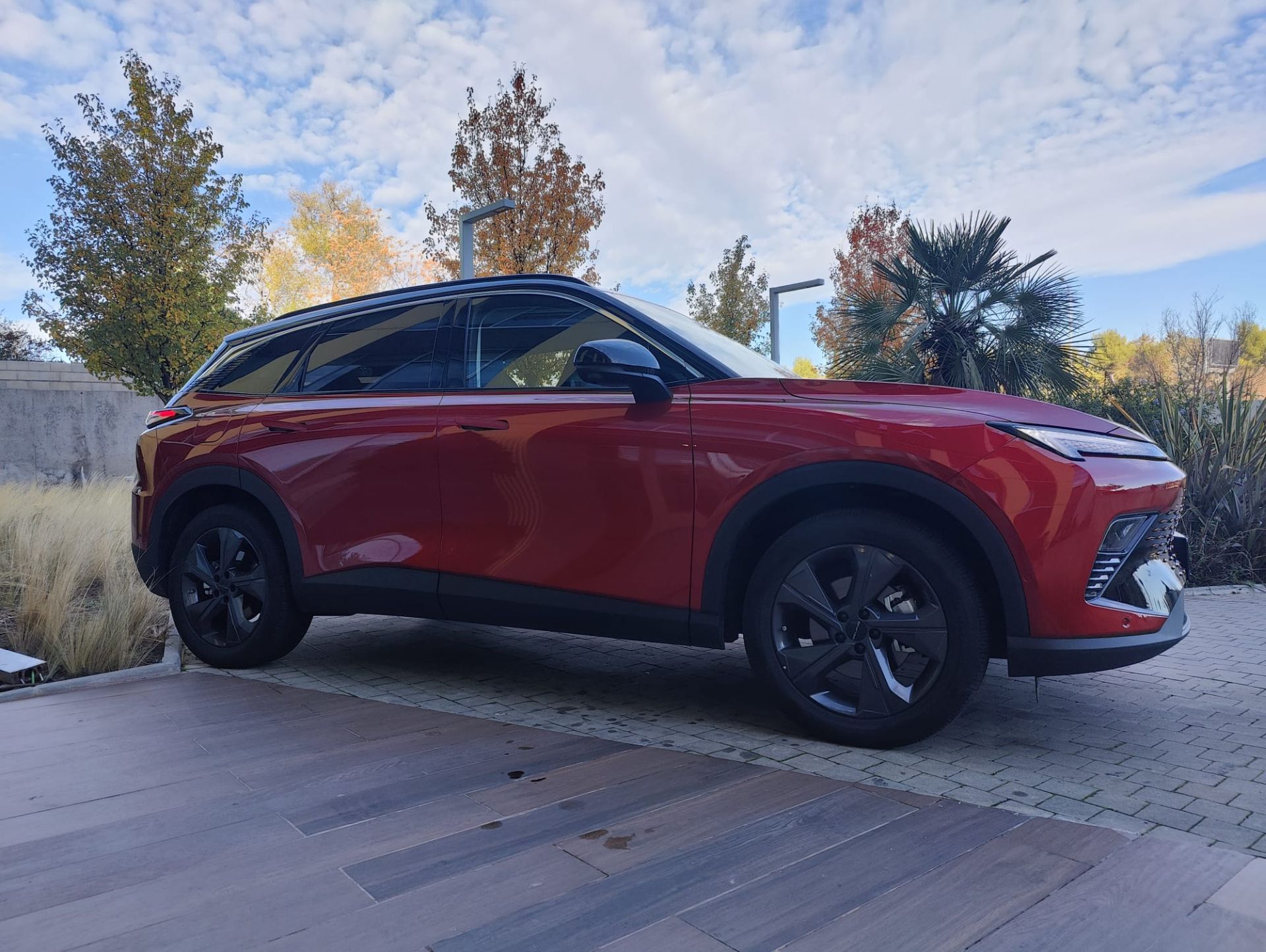 Las llantas de aleación de 19 pulgadas y dos tonos fusionan su estética robusta con el carácter dinámico del X55.