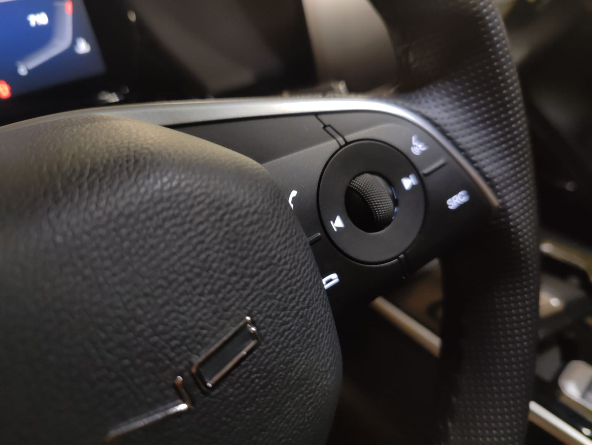 En el salpicadero el nuevo BAIC X55 monta dos pantallas: una para la instrumentación y otra, táctil y con resolución HD, para manejar el equipo multimedia compatible con Apple CarPlay y CarbitLink.