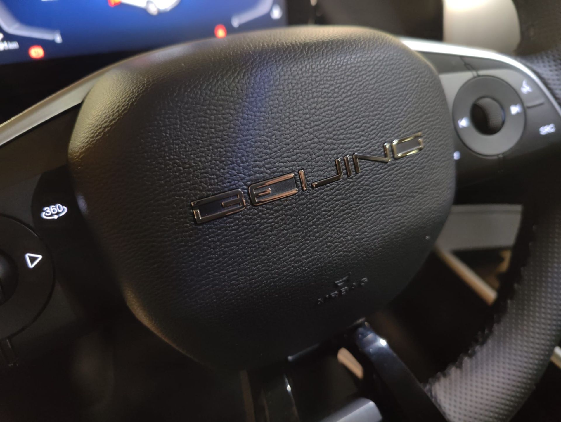 En el salpicadero el nuevo BAIC X55 monta dos pantallas: una para la instrumentación y otra, táctil y con resolución HD, para manejar el equipo multimedia compatible con Apple CarPlay y CarbitLink.