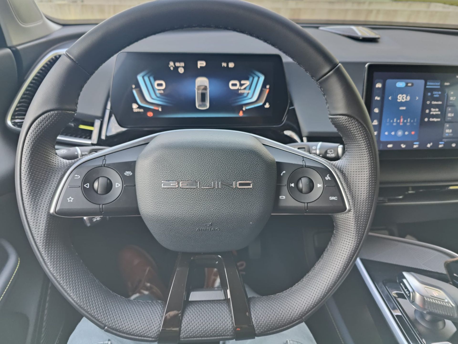 En el salpicadero el nuevo BAIC X55 monta dos pantallas: una para la instrumentación y otra, táctil y con resolución HD, para manejar el equipo multimedia compatible con Apple CarPlay y CarbitLink.