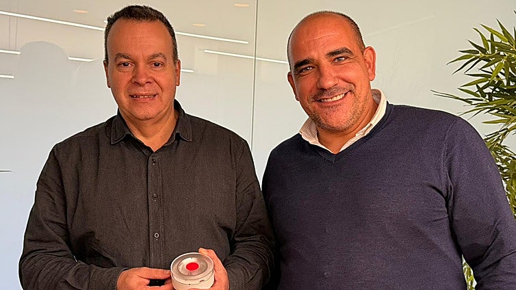 Los creadores de la baliza V16: «No nos vamos a hacer millonarios, con esto ganamos un poco más que en la Guardia Civil»