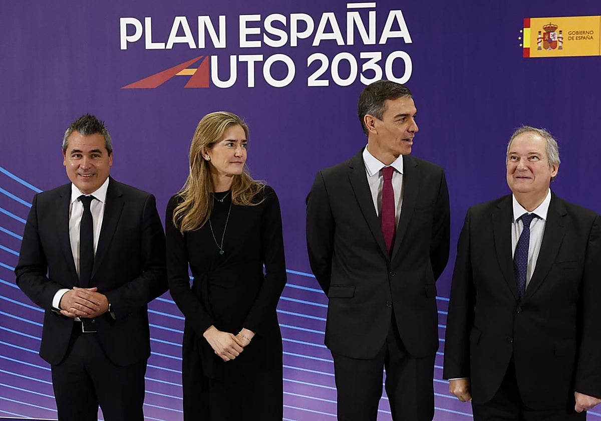 Josep María Recasens, presidente de Anfac, Sara Aagesen, ministra para la Transición Ecológica, Pedro Sánchez, presidente del Gobierno, y Jordi Hereu, ministro de Industria, durante el acto de presentación