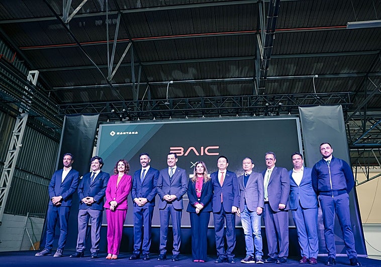 Entre las autoridades presentes se encontraban María Jesús Montero, vicepresidenta primera del Gobierno de España; Juanma Moreno, presidente de la Junta de Andalucía; María Auxiliadora del Olmo, alcaldesa de Linares y Edu Blanco, CEO de Santana Motors