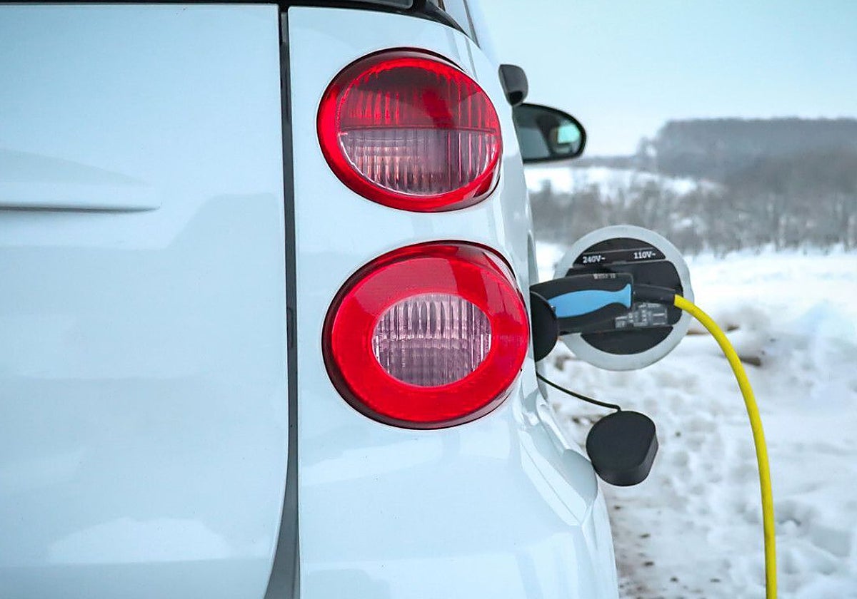 Carga de coche elécrico bajo la nieve