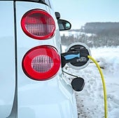 Carga de coche elécrico bajo la nieve