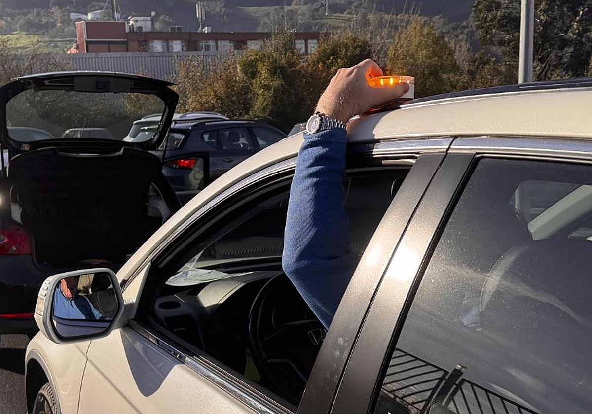 Los creadores de la baliza V16 explican si va a ser obligatorio llevar los triángulos en el coche: «Es el gran problema»