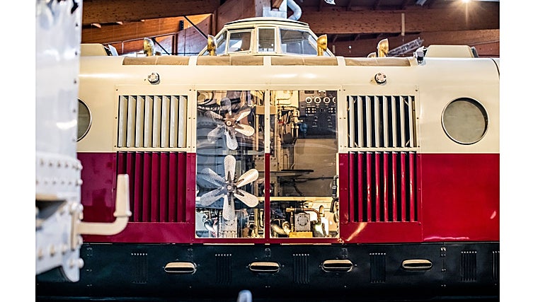The locomotives, initially intended for the Bugatti Royale, were located in the central part of the train