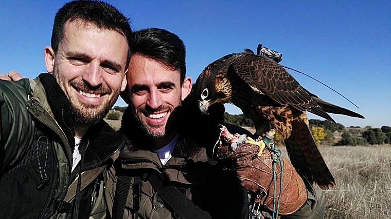 Ainda criança, foi atraído pelos programas de Félix Rodriguez de la Fuente e entrou no mundo da falcoaria com seu irmão.