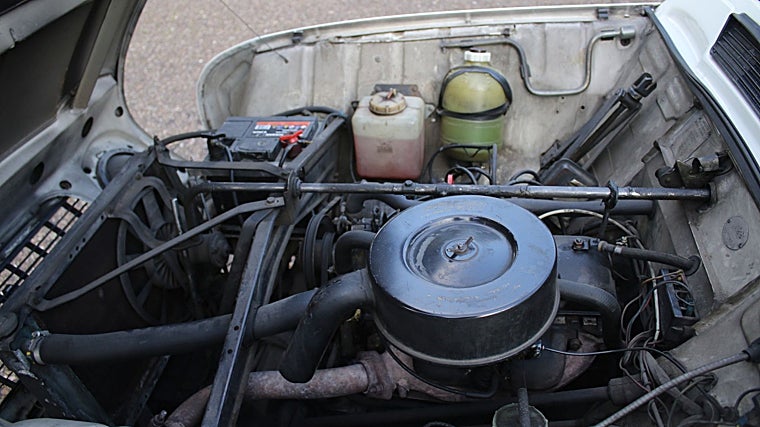 Com 1108 cc e 39 cv. e movimentando 695 kg, o R4 1981 atingiu uma velocidade de 124 km/h em boas condições.