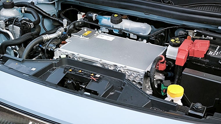 O motor elétrico da versão mais potente, E-Tech 4, produz 150 cv. capaz de mover 1.462 quilos.