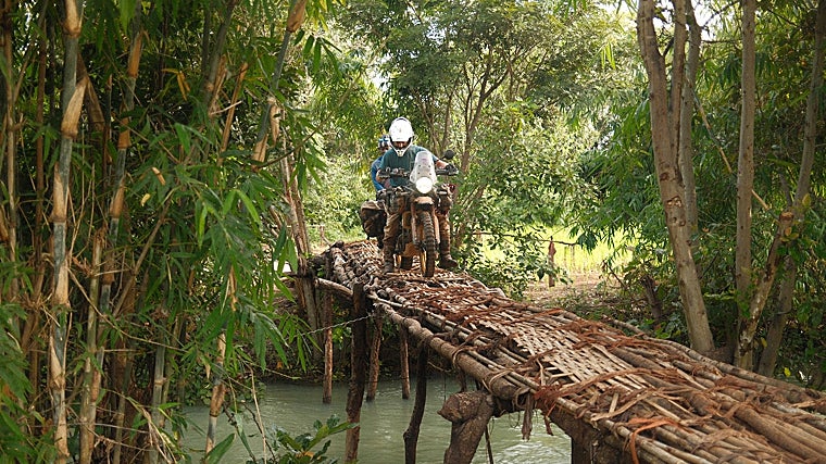 Até a África: a extraordinária aventura de motocicleta de três bravos espanhóis