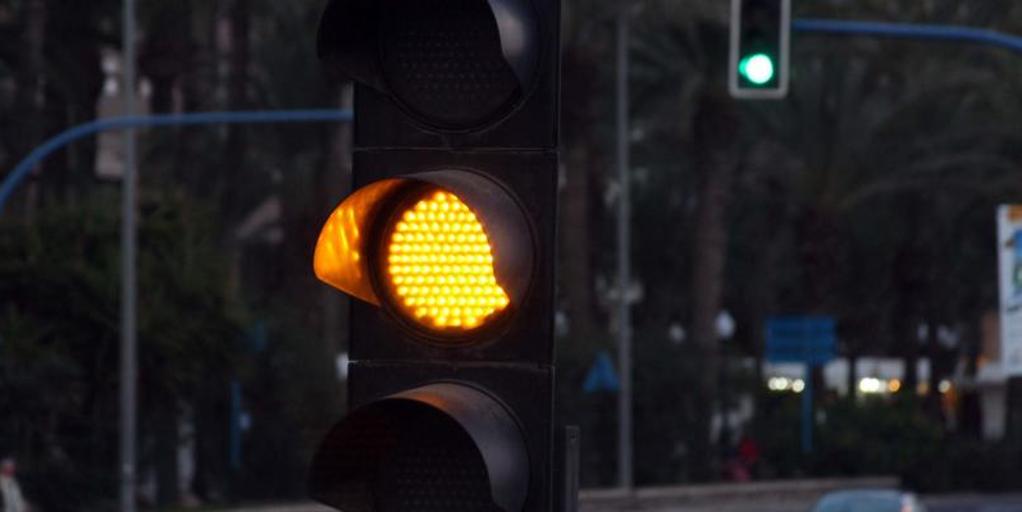 La Policía explica cómo funciona el semáforo de dos colores que ya se ha implementado en España: «Mantiene el rojo y el amarillo encendidos»