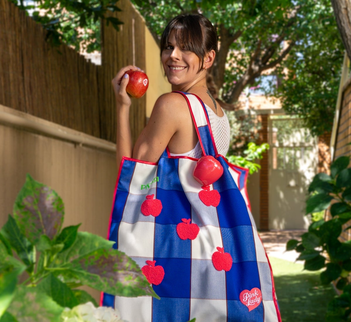 Las características manzanas rojas de Pink Lady dan color a este bolso sostenible