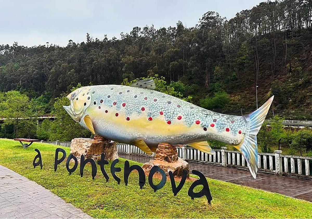 El artista Diego Anido Seijas ha realizado la escultura de la trucha de A Pontenova