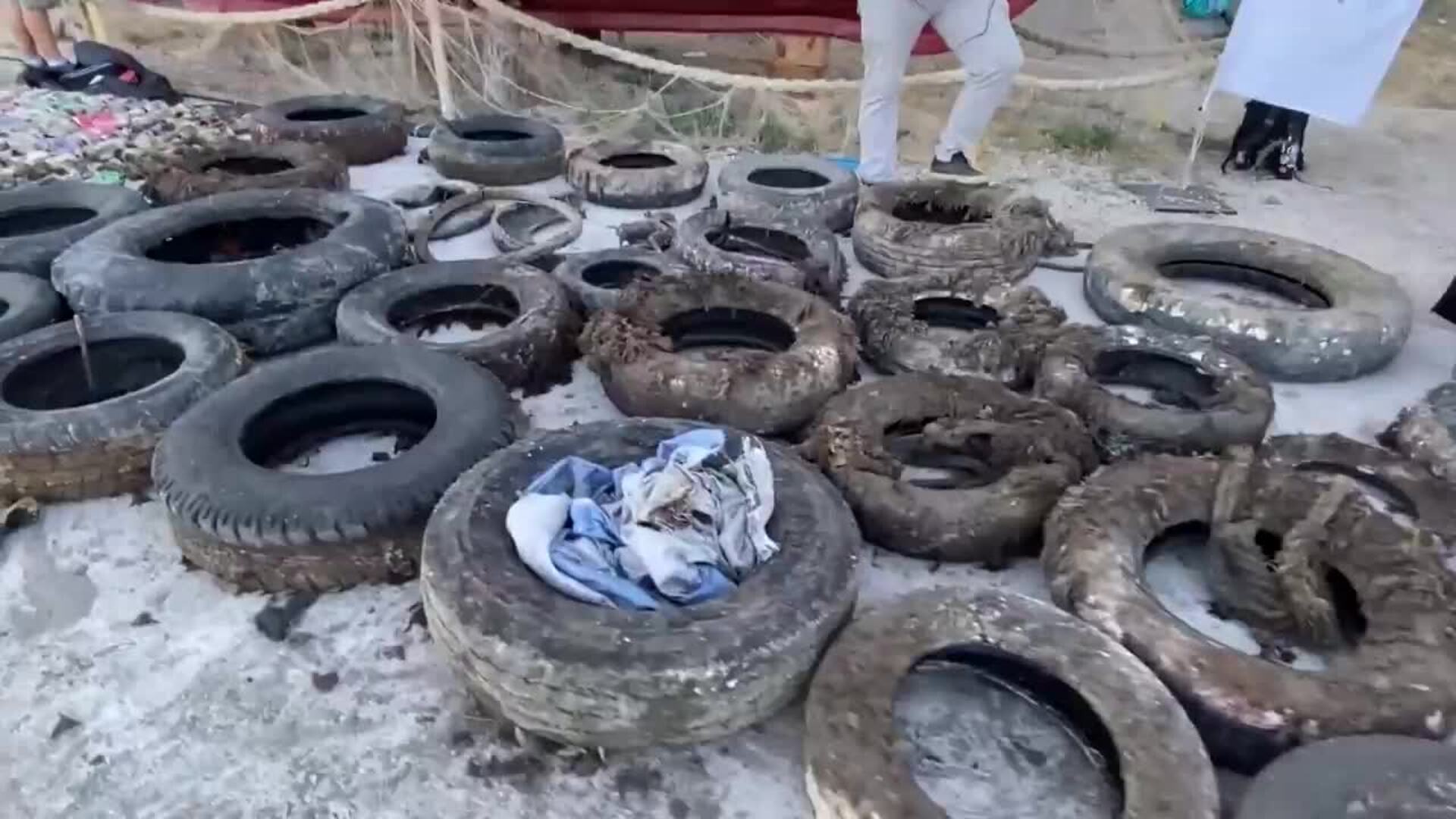 Activistas y voluntarios limpian el Egeo de redes y residuos plásticos que amenazan los ecosistemas