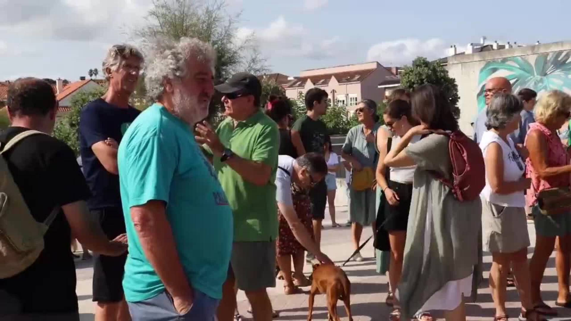 Vecinos de Somo se concentran contra el hormigonado de senderos en el monte Arna