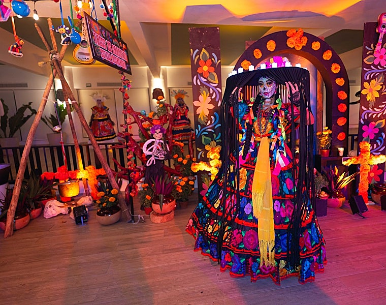 Fiesta y cena tematizada sobre el Día de los Muertos en Hotel Bahía Príncipe Grand Tulum
