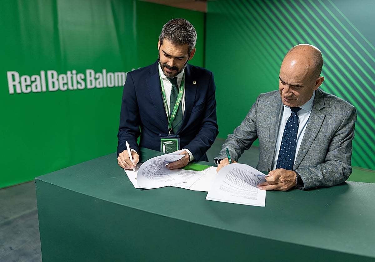 Rafa Muela, gerente de la Fundación Real Betis, y Juan Pablo Merino, durante la firma del acuerdo