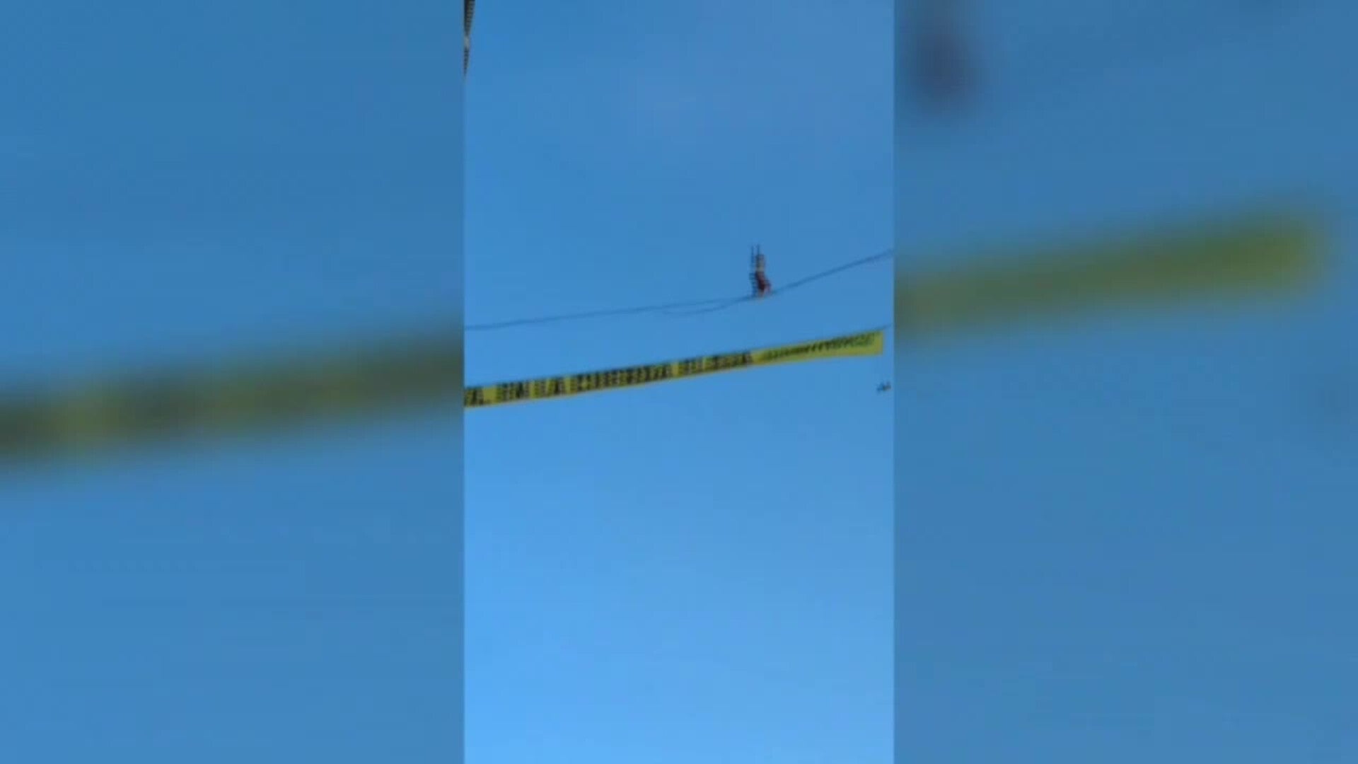 Una activista camina por el cielo de Madrid pidiendo justicia climática al inicio de la COP30