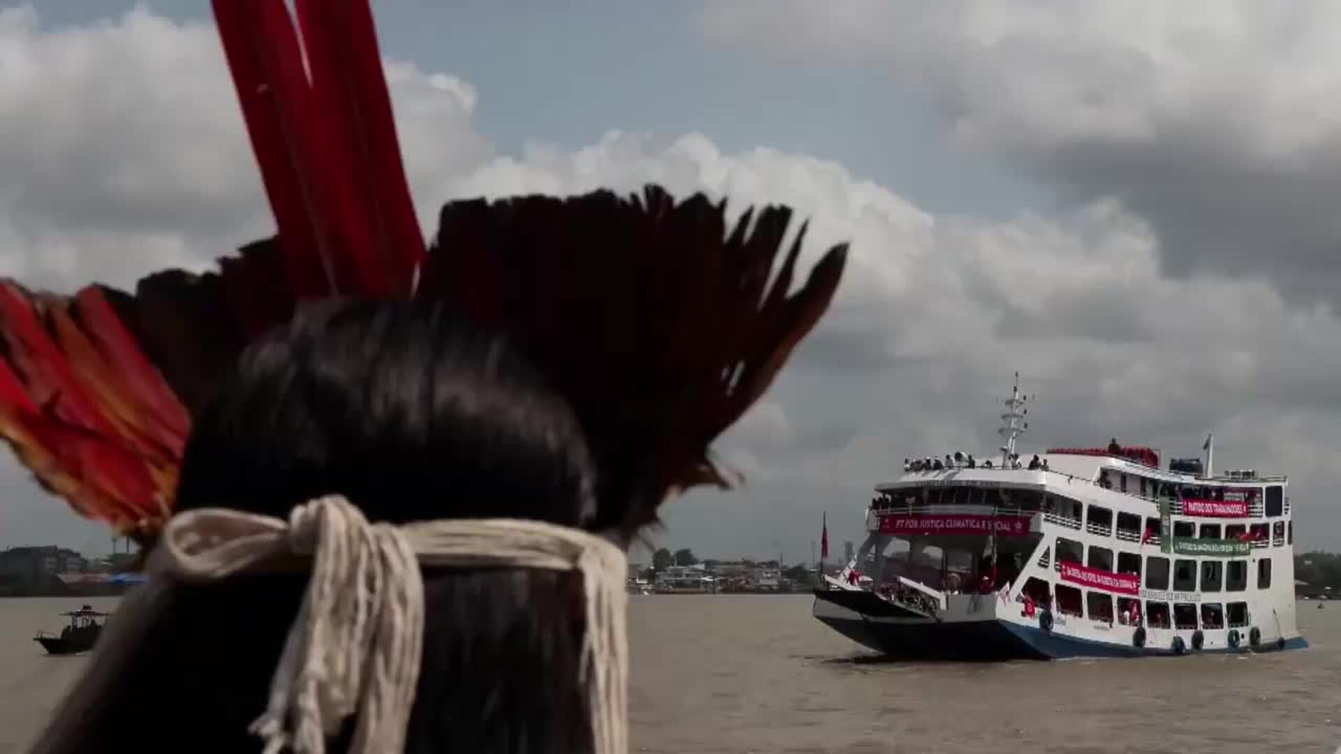 Una flotilla navega por Belém para denunciar la explotación de los ríos de la amazonía