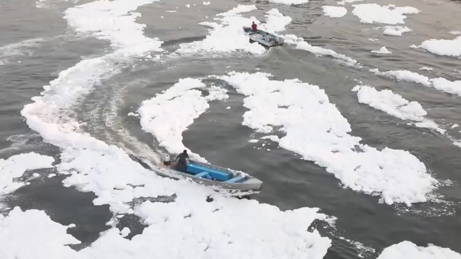 India trata el río Yamuna para eliminar la espuma tóxica causada por la contaminación