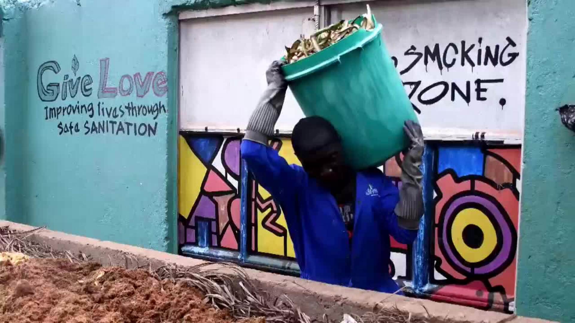 Give Love Uganda, una iniciativa comunitara sin fines de lucro, introduce el compost en Kamwokya