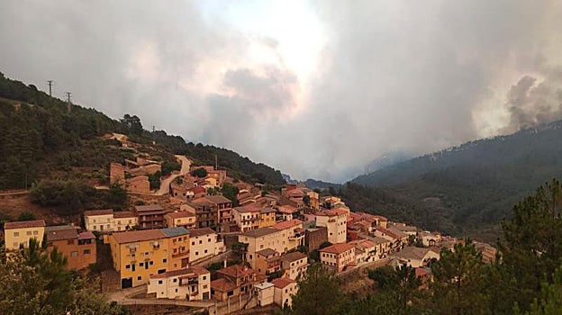 Ladrillar, uno de los pueblos cercados por el fuego