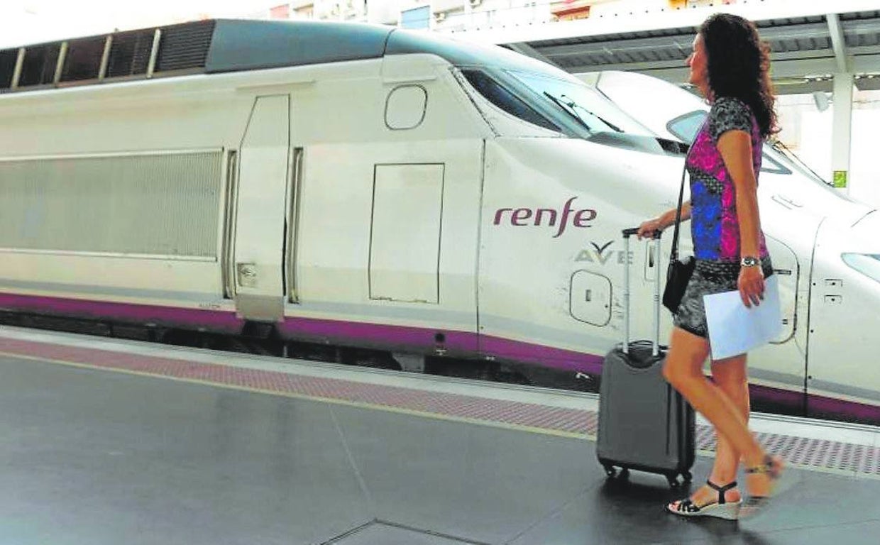 Una mujer se dirige a su vagón | Vídeo: Cómo solicitar los abonos gratuitos de Renfe