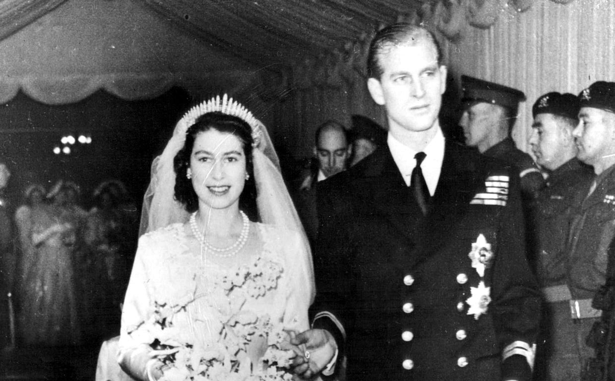 La princesa Isabel y su marido tras la ceremonia en la Abadía de Westminster