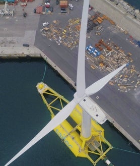 Imagen secundaria 2 - IIFoto superior, la plataforma W2Power de EnerOcean fue probado en Gran Canaria durante cinco meses y es el primer prototipo del mundo que se orienta con la dirección del viento. Sobre estas líneas, izquierda, Plataforma de Saitec en el Puerto de Bilbao. Será el primer prototipo flotante de nuestro país que se conectará a la red electrica y suministará energía a 2.000 hogares. Y derecha, Ensayo de un prototipo (a escala 1:40) de la plataforma HiveWind, del Grupo Sener, en el canal de experimentación de IHC Cantabria