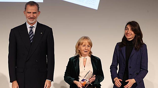 El Rey, junto a la ministra de Justicia, Pilar Llop, entregan el Premio Periodismo Fernando Delgado 2022 a Arantza González Egaña, periodista de El Diario Vasco