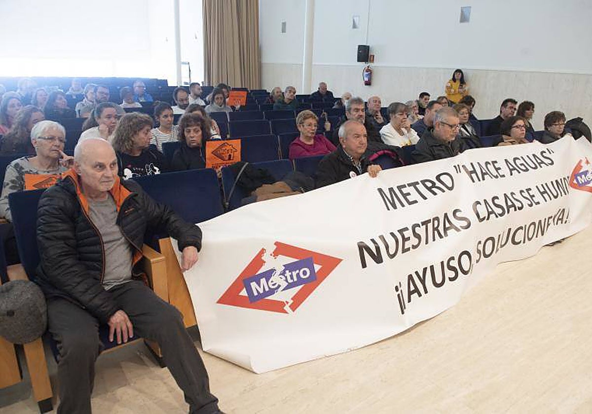 Vecinos afectados, en un acto celebrado en el Ayuntamiento de San Fernando de Henares