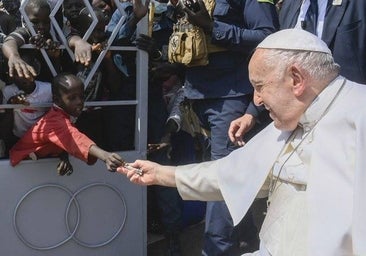 La foto símbolo del viaje del Papa al país más pobre del mundo: un niño le da una limosna por la calle