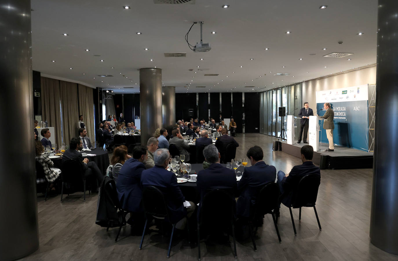 La conferencia del director general de Unieléctrica en la &#039;Mirada Económica&#039;, en imágenes