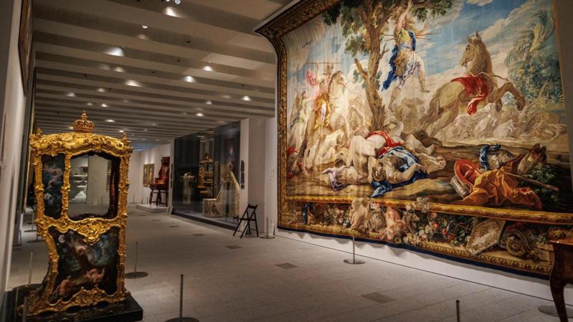 Vista general de una de las salas con un tapiz y la silla de mano de Bárbara de Braganza