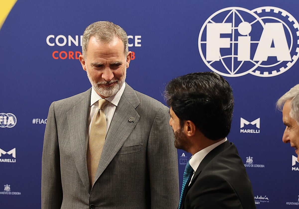 El Rey de España Felipe VI mira al presidente de la FIA, Mohammed ben Sulayem, este martes en Córdoba